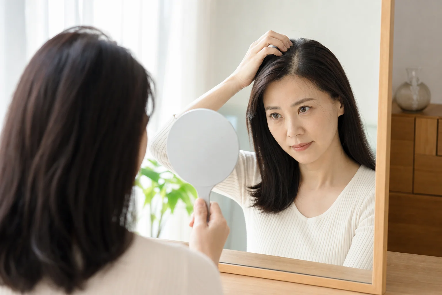 탈모 병원 비용 정보를 확인하는 상담 준비 장면