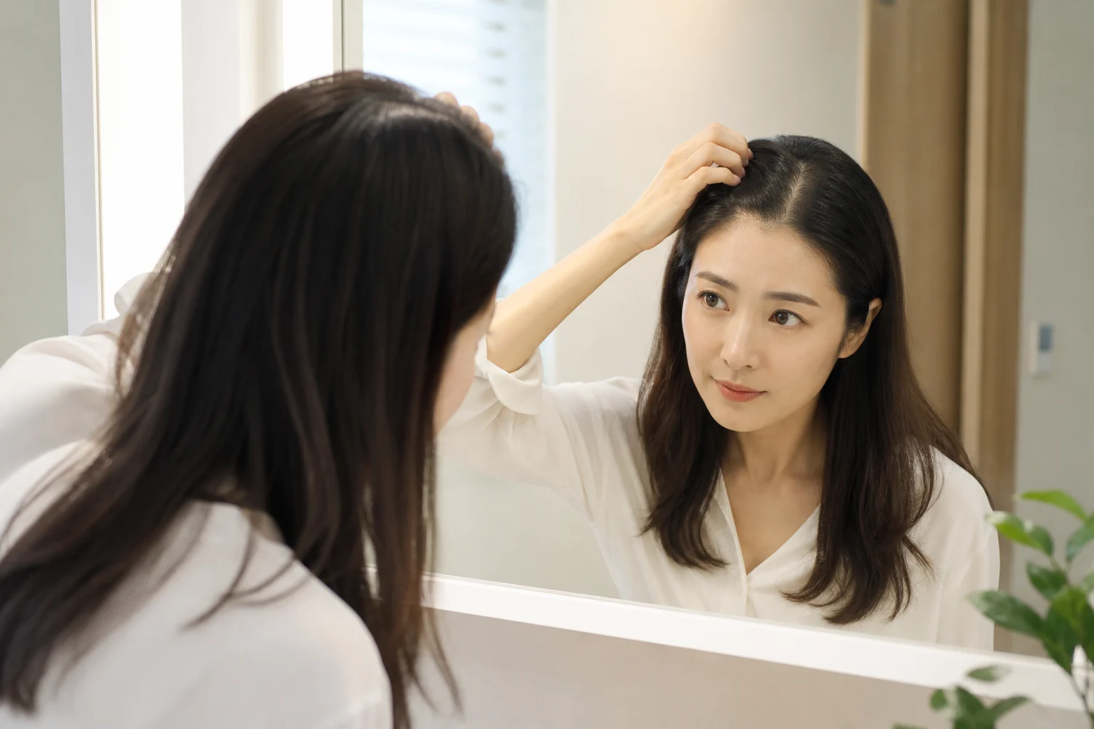청소년 탈모 병원 방문 전 질문을 정리하는 장면