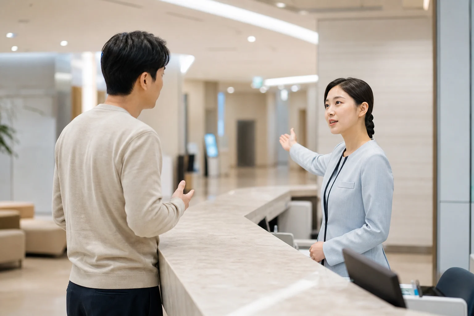 M자 탈모 병원 정보를 확인하는 상담 준비 장면