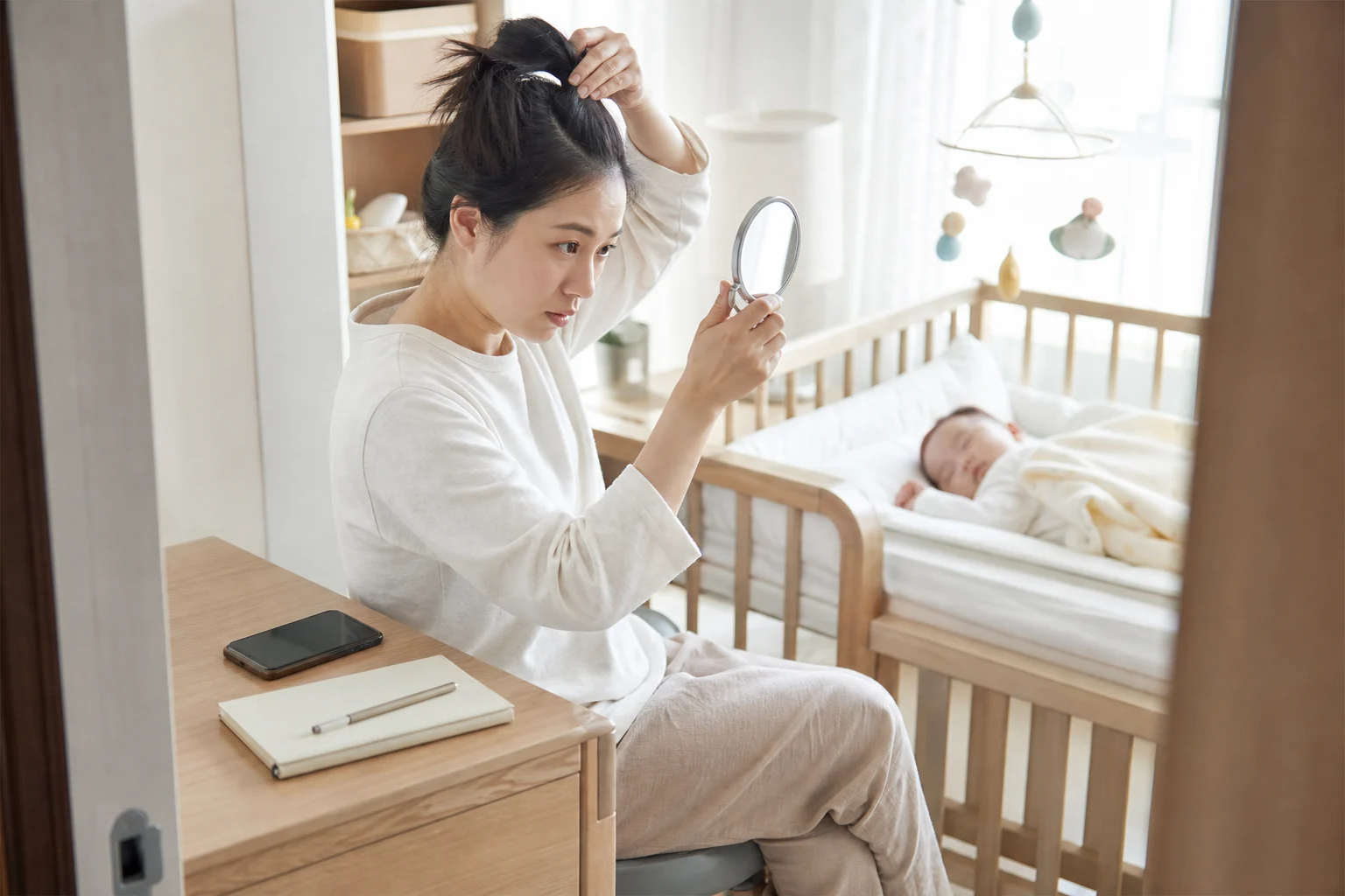 여성 탈모 병원 방문 전 질문을 정리하는 장면